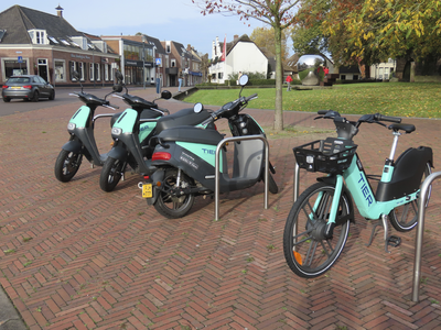 902017 Afbeelding van drie elektrische deelscooters en een elektrische deelfiets van de Duitse firma Tier, geparkeerd ...